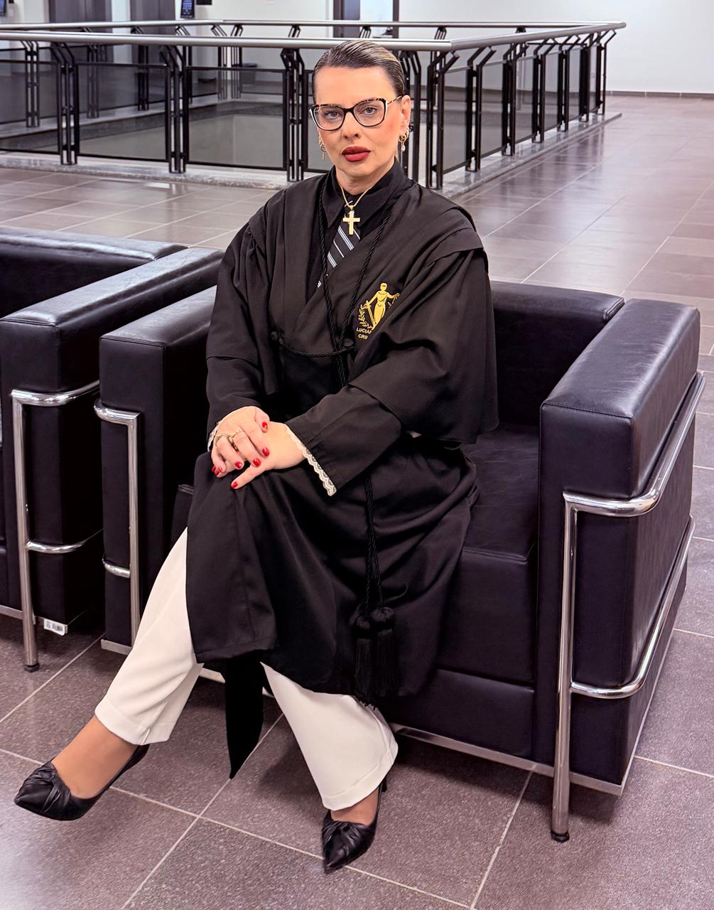 Dra. Luciana Garcia em ambiente de tribunal