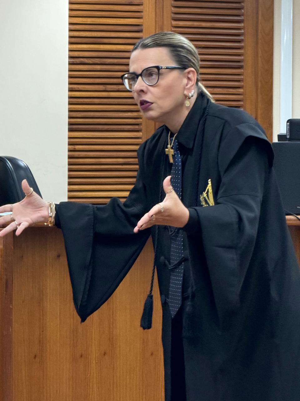 Dra. Luciana Garcia em ambiente de tribunal